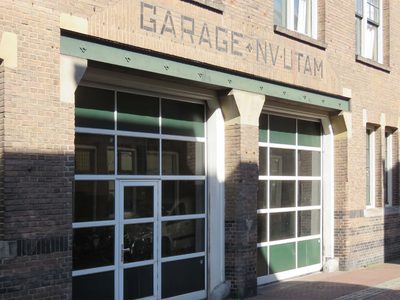 833628 Gezicht op de ingang van de voormalige garage van de 'UTAM' (Ridderschapstraat 6-10) te Utrecht, met boven de ...